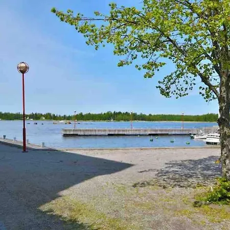 Huoneisto Spacious Close To The Sea With 2 Patios