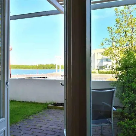 Huoneisto Spacious Close To The Sea With 2 Patios