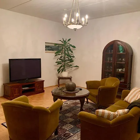 Huoneisto Spacious Close To The Sea With 2 Patios